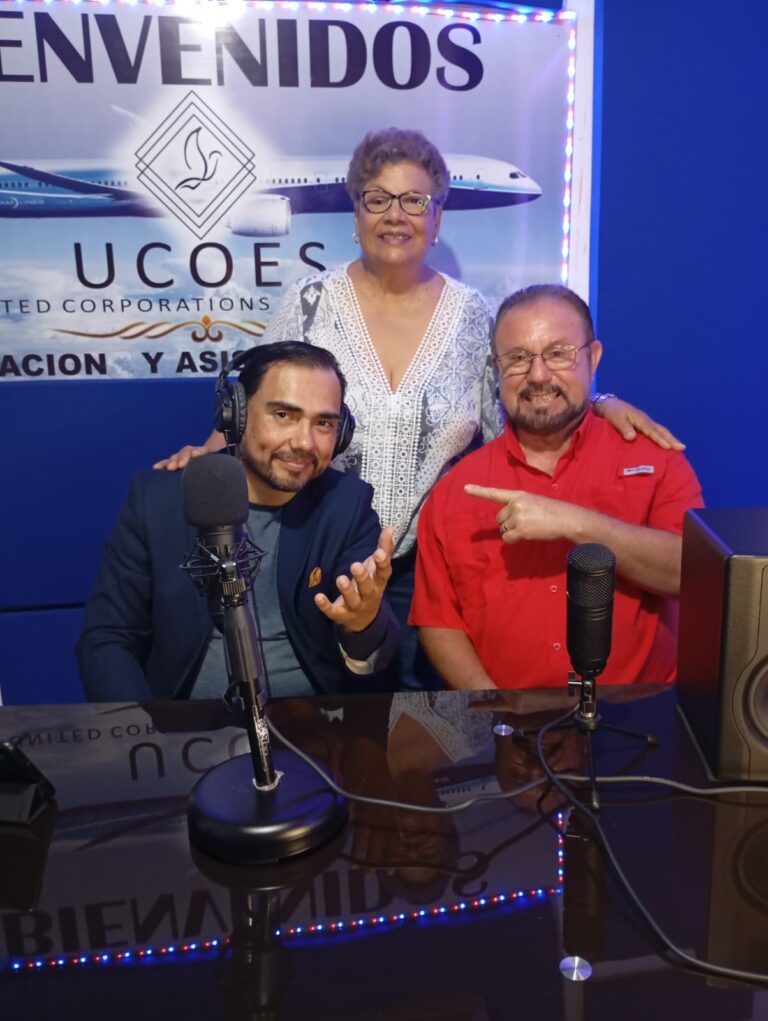 Cesar, Mirnita y el Dr. Milton Gallardo en el programa Odontología al Descubierto