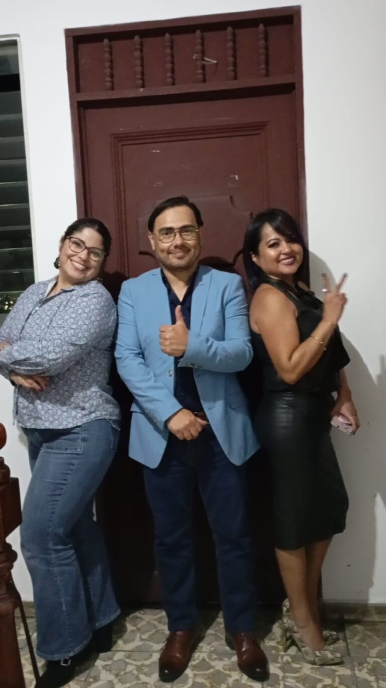 Dr. Milton Gallardo junto a las Kprichosas503